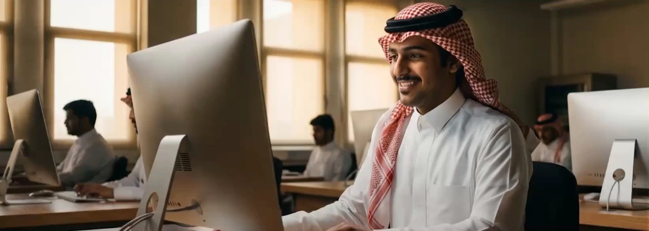 بيئة عمل سعودية احترافية — فريق بزي مهني تقليدي